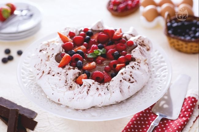 Cocoa Pavlova with Chocolate Cream - Italian recipes by GialloZafferano