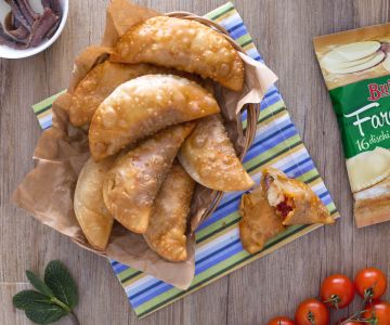 Panzerotti with sun-dried tomato cream and scamorza cheese
