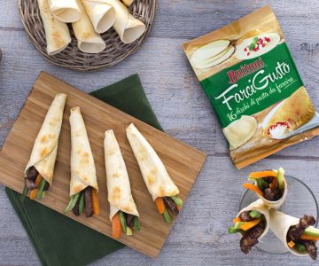 Cones with beef strips and crunchy vegetables