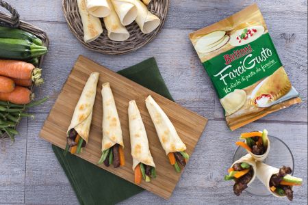 Cones with beef strips and crunchy vegetables