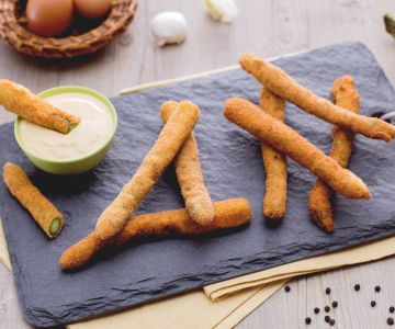 Fried asparagus with sauce