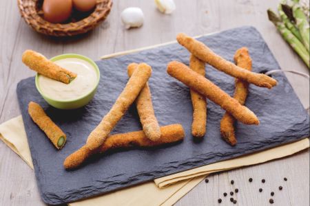 Fried asparagus with sauce