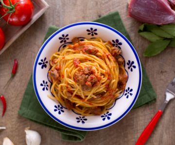 Vermicelli with meat and spicy sauce