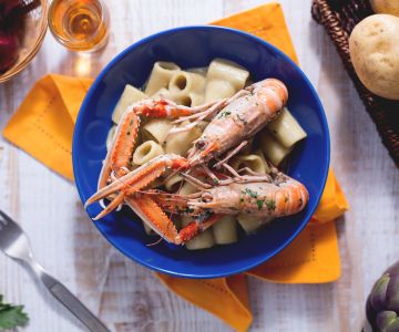 Mezze rigatoni with artichoke cream and scampi