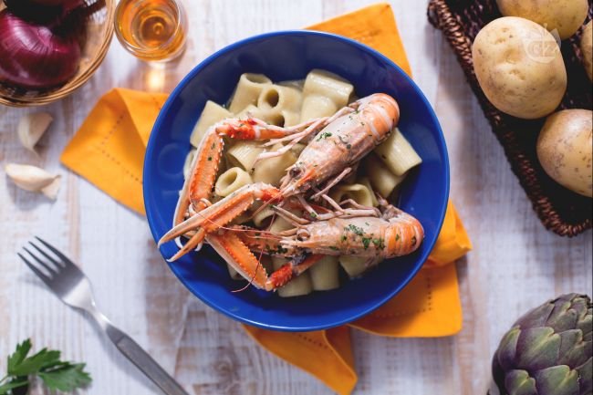 Mezze rigatoni with artichoke cream and scampi - Italian recipes by GialloZafferano