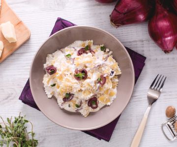 Farfalle with ricotta cream and Tropea red onions