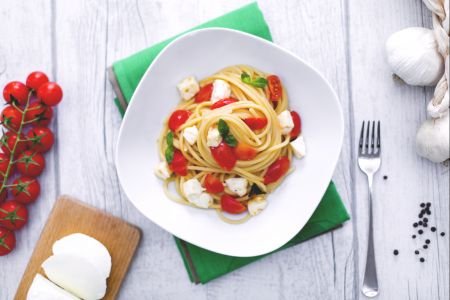 Square spaghetti with fresh sauce and mozzarella