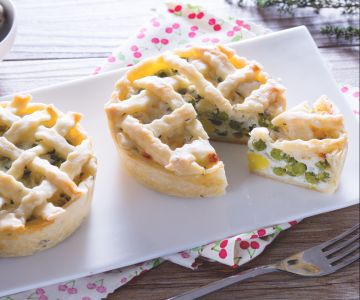 Easter mini pies with peas