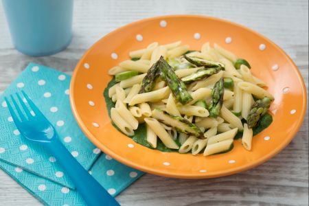 Mini penne with asparagus tips and spinach cream