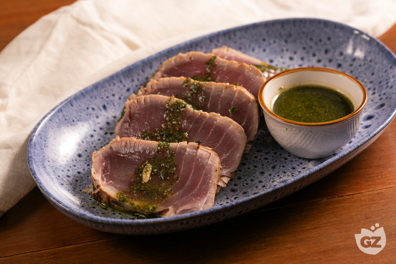 Tuna steak with mint pesto