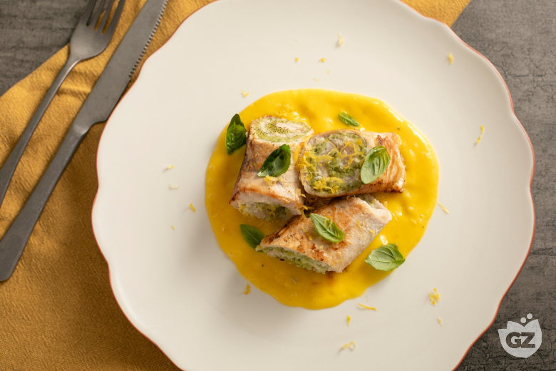 Swordfish rolls with mango sauce