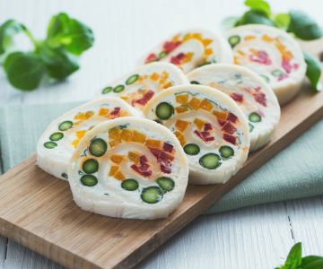 Bread rolls with vegetables and goat cheese