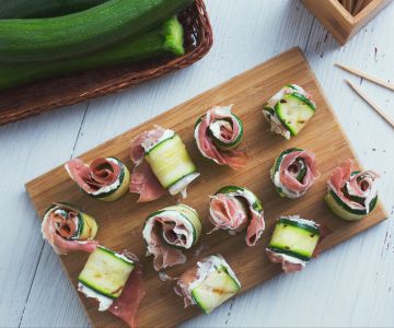 Zucchini rolls with prosciutto and robiola