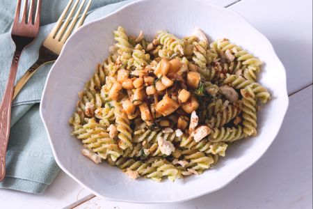Pasta with lettuce pesto and squid