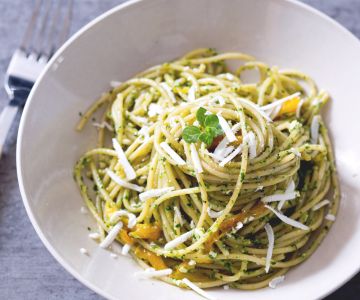 Pasta with baby spinach and pepper pesto