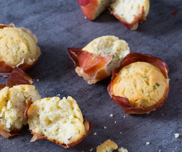 Mini savory muffins with ricotta and speck