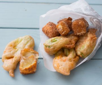 Cuoppo di cheese and flowers