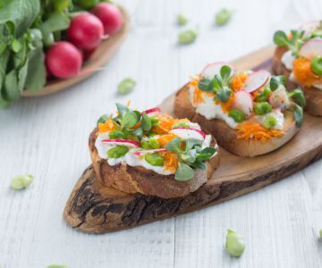 Bruschetta with burrata and vegetables