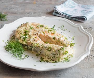 Pan-fried salmon with dill and sour cream