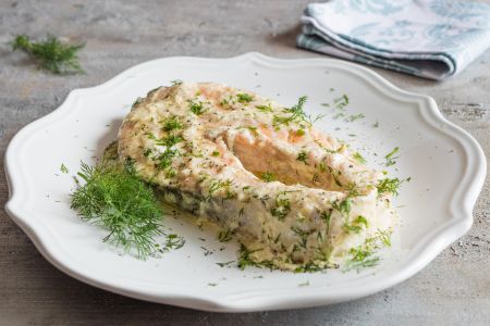 Pan-fried salmon with dill and sour cream