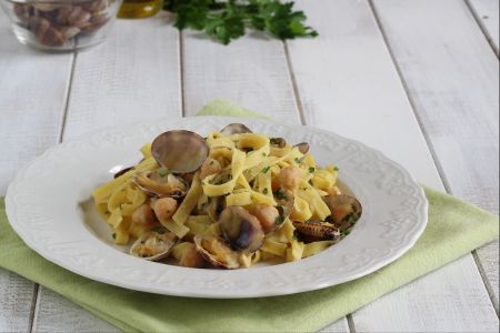 Tagliatelle with chickpea cream and clams