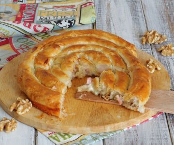 Puff pastry snail with gorgonzola and mortadella
