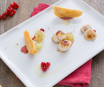 Scallops and pears in Grana Padano pastry