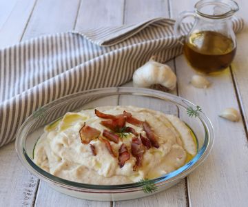 Bean purée with crispy speck