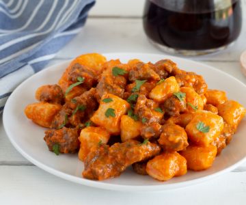 Ricotta gnocchi with pepper cream and sausage