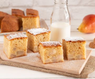 Cake with pears and amaretti