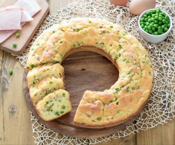 Savory robiola ring cake with peas and ham