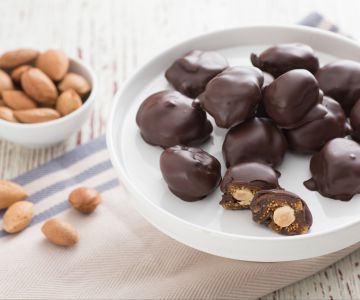 Stuffed figs covered in chocolate