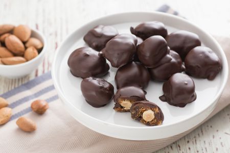 Stuffed figs covered in chocolate
