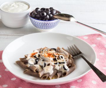 Buckwheat penne with yogurt and olives