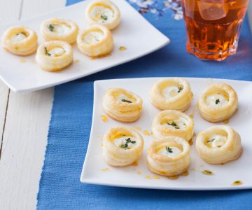 Puff pastry bites with cheese and honey