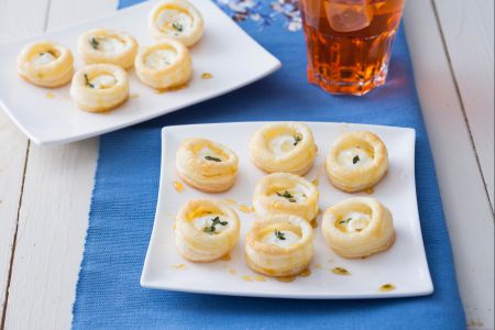 Puff pastry bites with cheese and honey