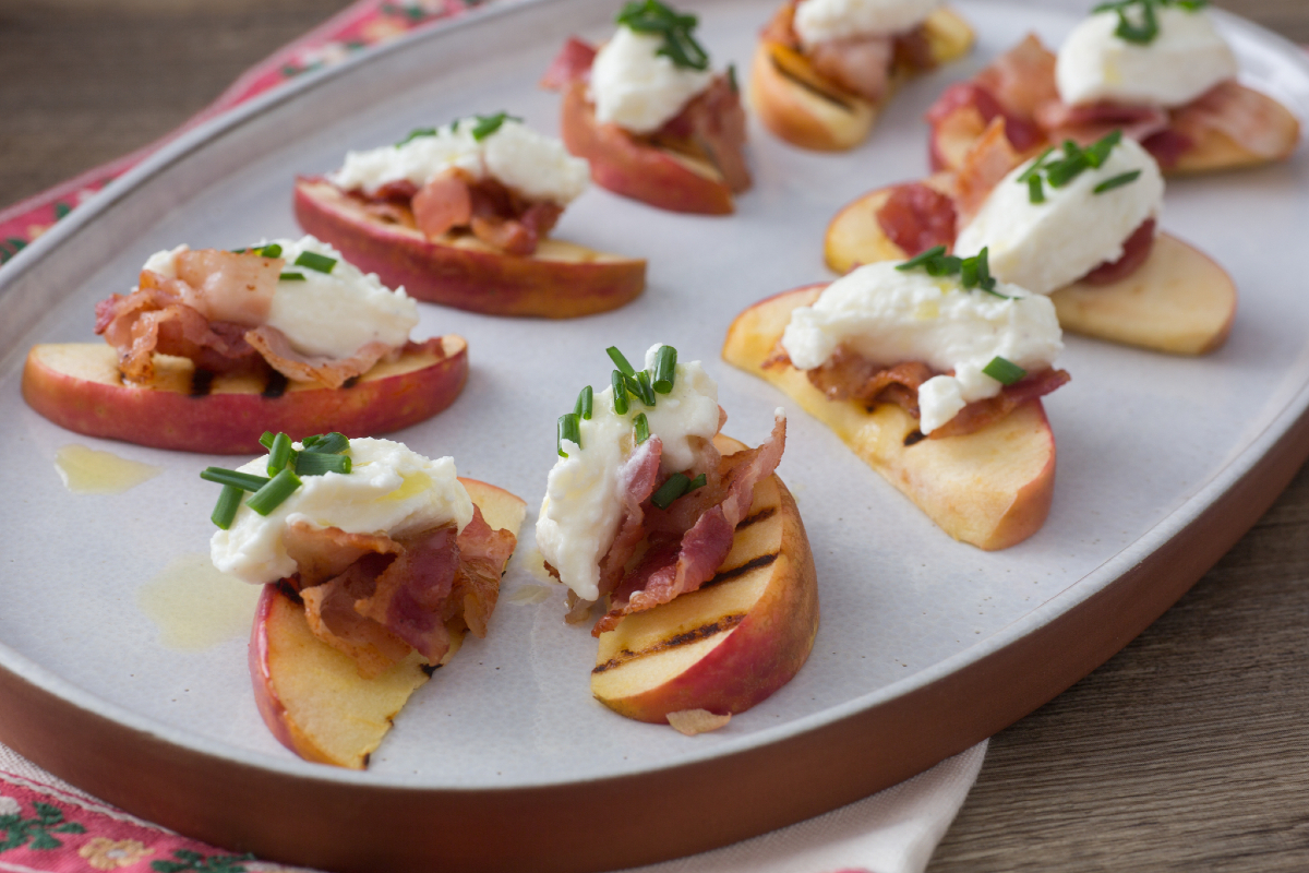 Apple crostini with bacon and cheese