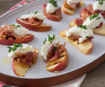 Apple crostini with bacon and cheese