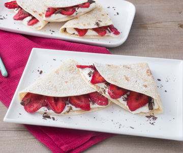 Flatbread with mascarpone cream, strawberries and dark chocolate