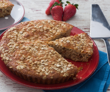 Lactose-free yogurt, oat and raisin cake