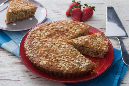 Lactose-free yogurt, oat and raisin cake