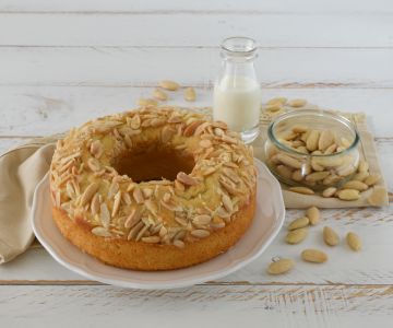 Cake with almonds and mascarpone