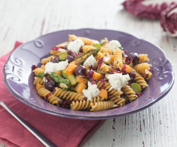Pasta salad with asparagus, melon and goat cheese