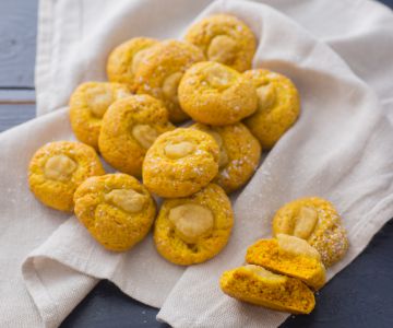 Soft cookies with apples and turmeric