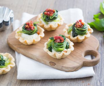 Brisè baskets with goat cheese and herbs