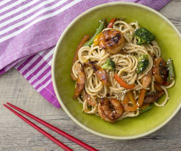 Noodles with chicken and shrimp
