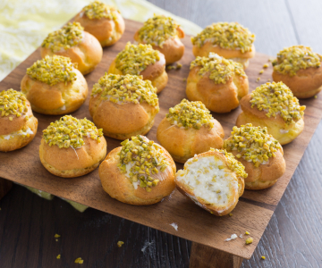 Cream puffs with ricotta and pistachio cream