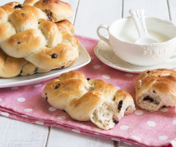 Braids with walnuts and chocolate