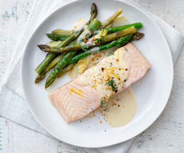 Salmon fillets with asparagus and cream