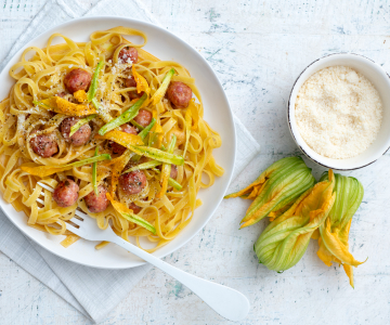 Tagliatelle with meatballs and zucchini flowers